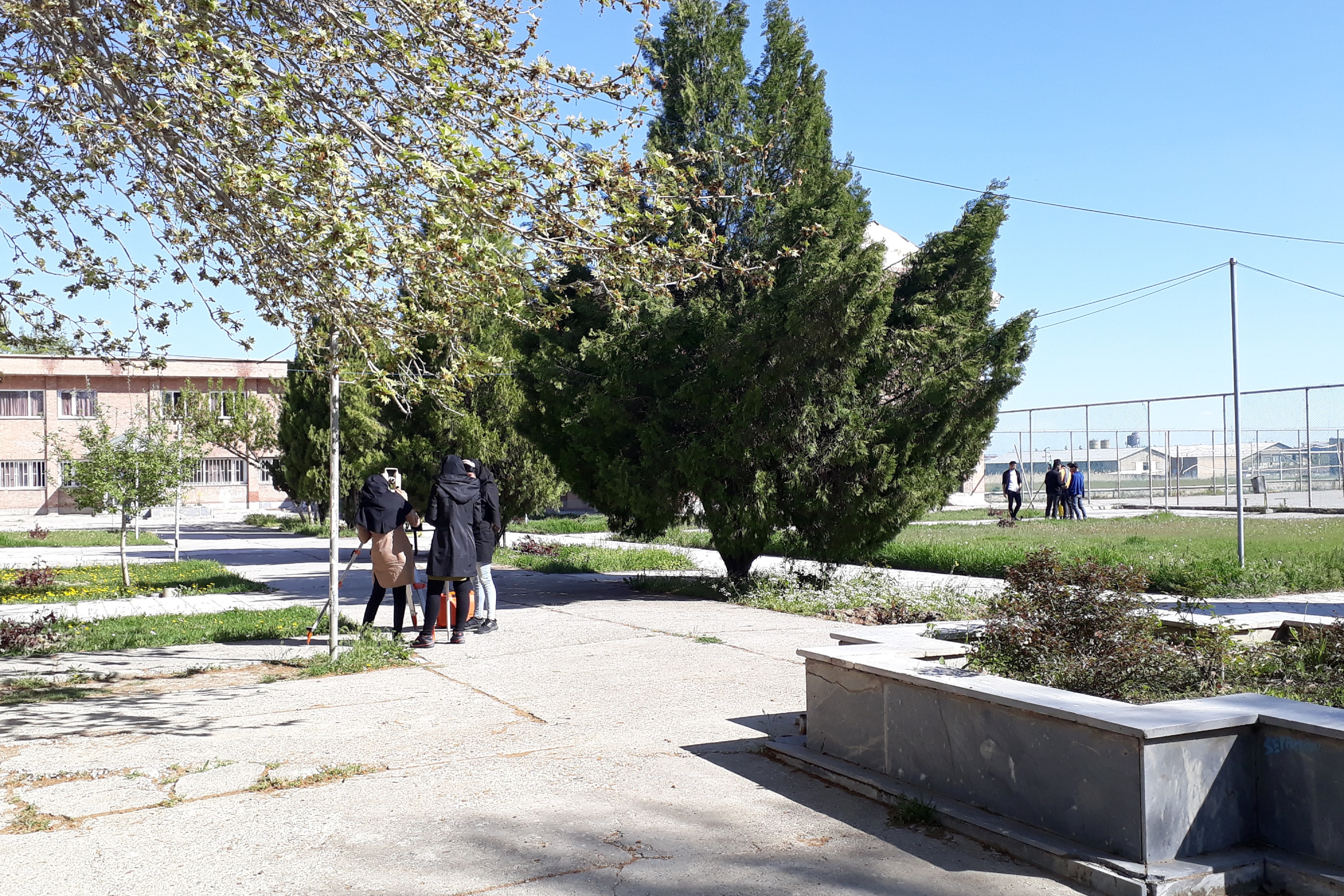 دانشجویان شهرسازی در حال نقشه برداری