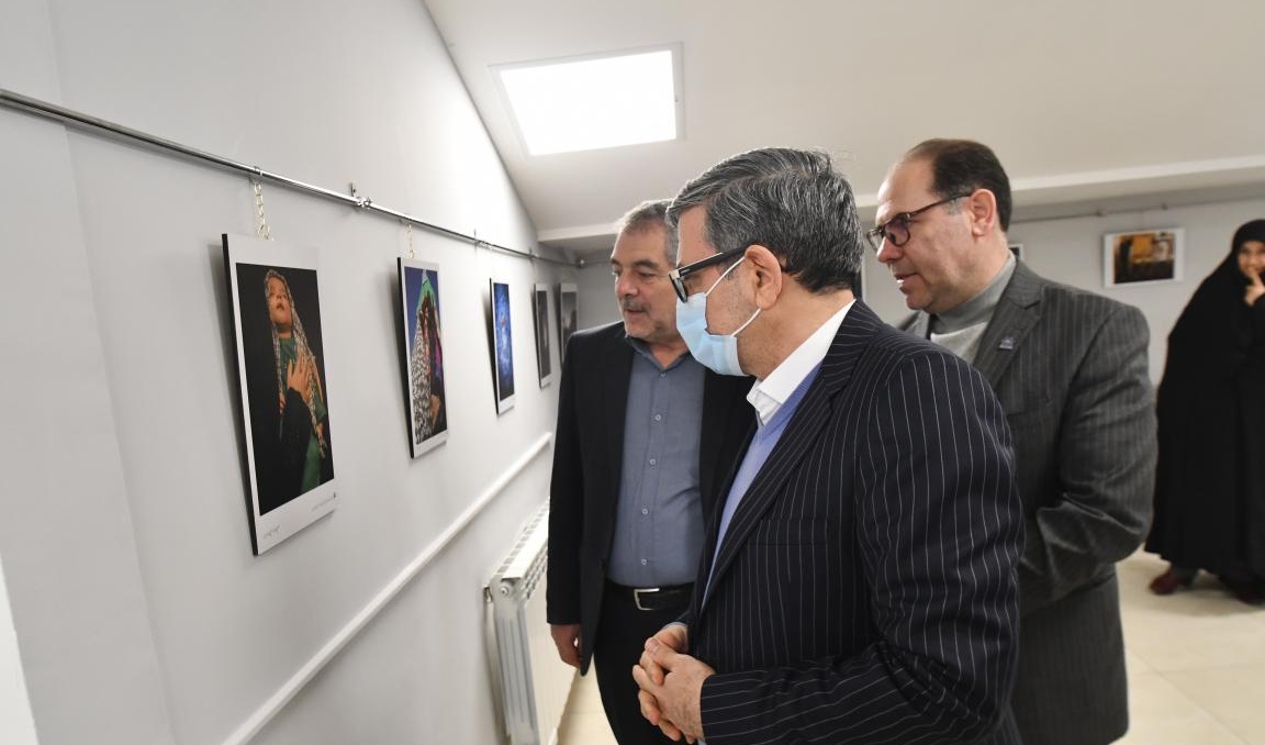 گزارش تصویری از حواشی و آئین اهدای جوایز و فیلم کوتاه معرفی نخستین جشنواره منطقه­ ای عکس دانشجوئی « قاب ازلی »