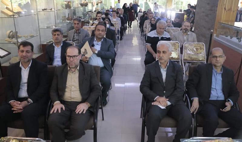 حضور ریاست دانشکده معماری، شهرسازی و هنر در نمایشگاه كهن‌ترین یافته‌های باستان‌شناسی شمال غرب ایران در آذربایجان غربی