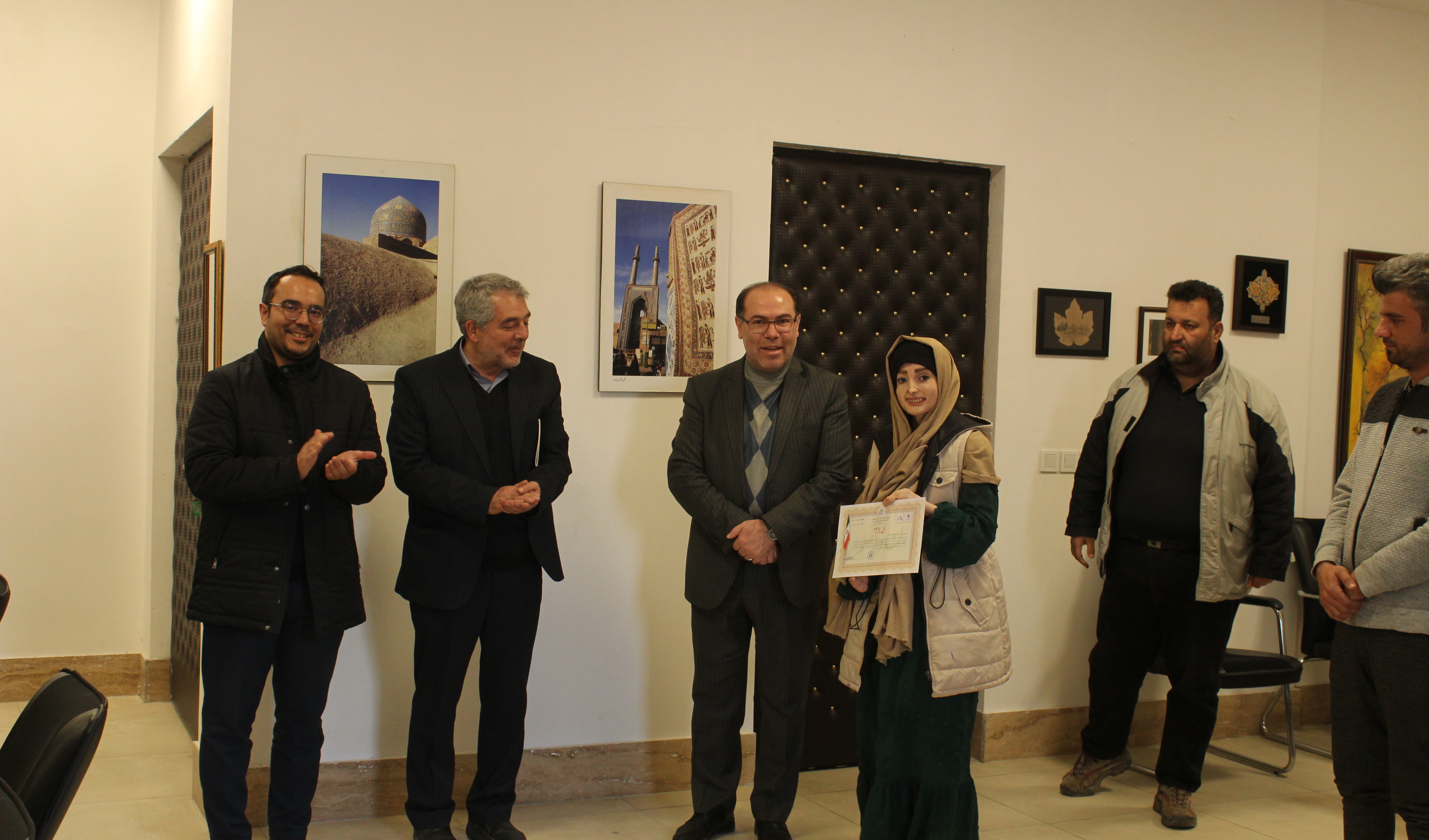 گزارش تصویری از اختتامیه نمایشگاه آثار خوشنویسی و نقاشی خط " نون و القلم" با حضور دکتر جوادی و اهدای لوح به برگزیدگان