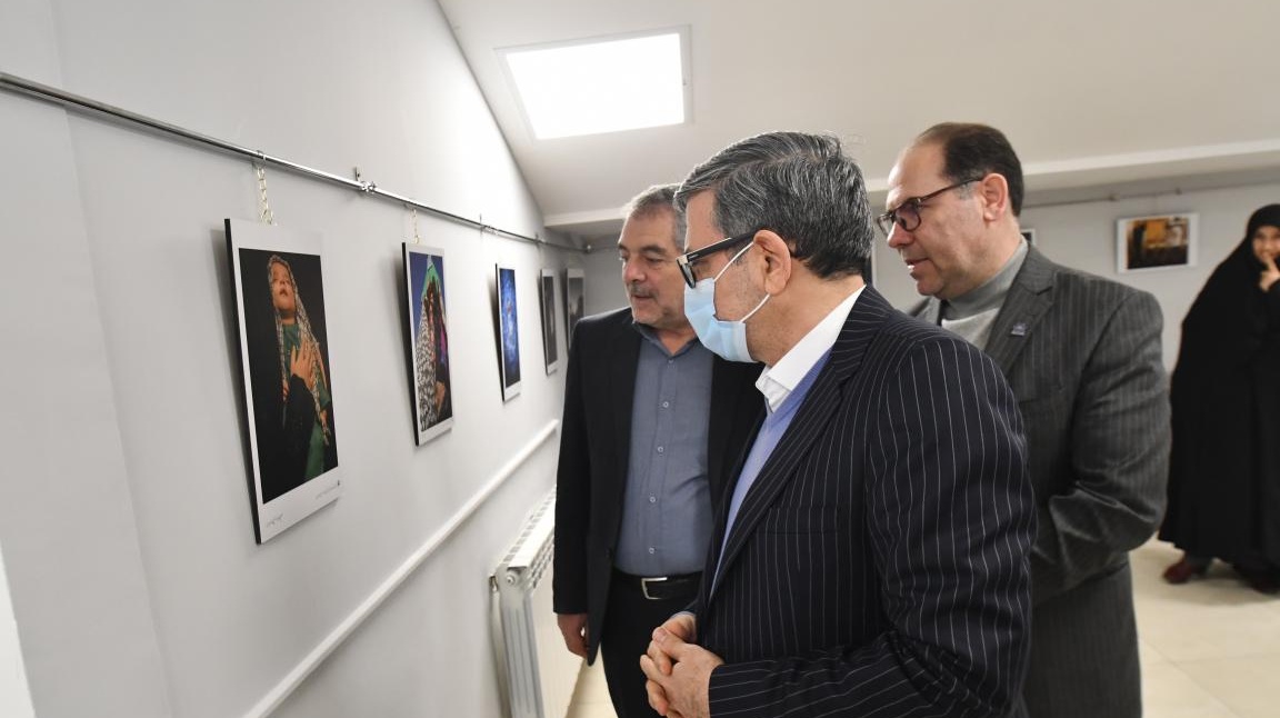 گزارش تصویری از حواشی و آئین اهدای جوایز و فیلم کوتاه معرفی نخستین جشنواره منطقه­ ای عکس دانشجوئی « قاب ازلی »