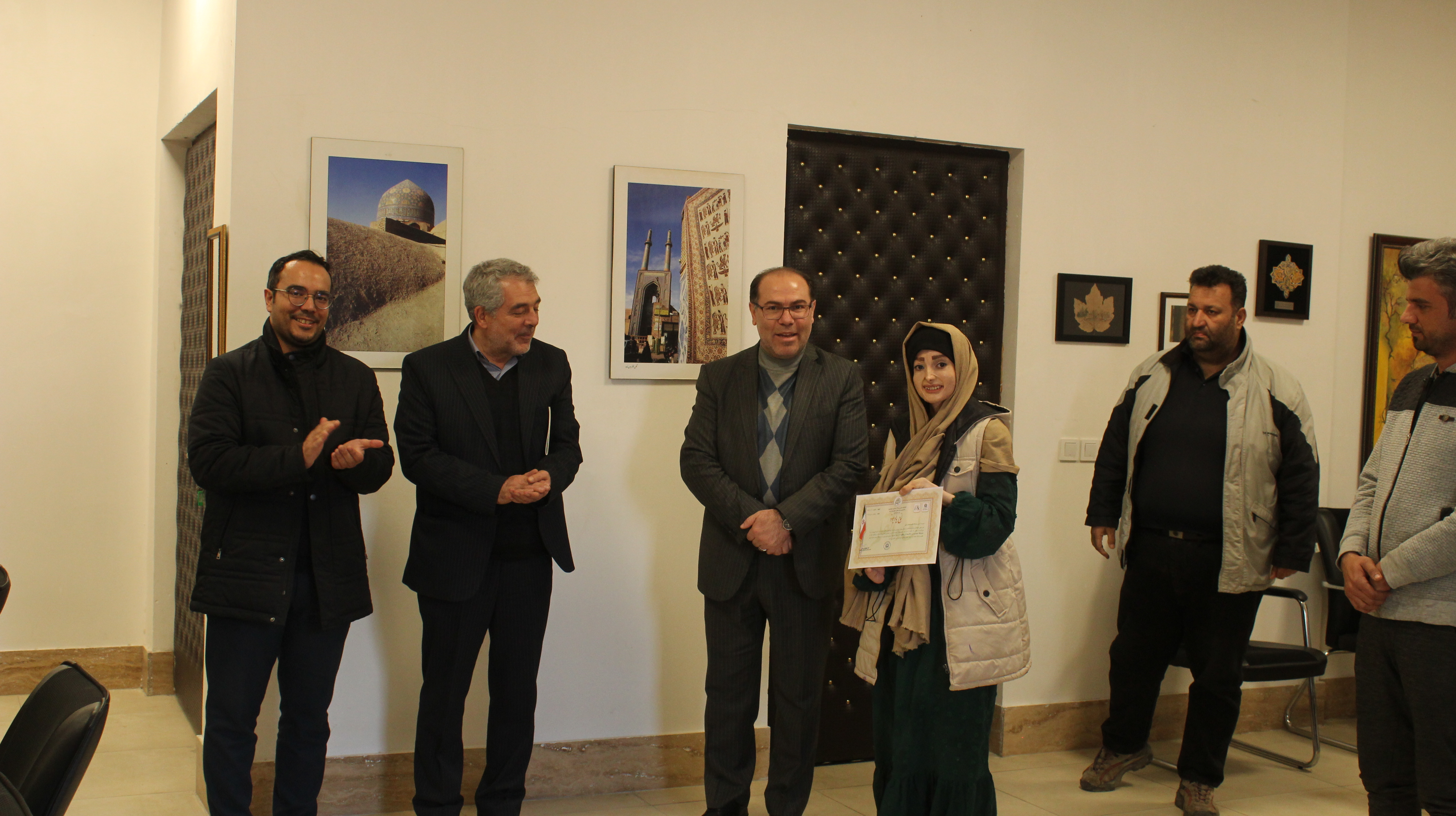 گزارش تصویری از اختتامیه نمایشگاه آثار خوشنویسی و نقاشی خط " نون و القلم" با حضور دکتر جوادی و اهدای لوح به برگزیدگان